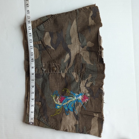 Zoey Beth Embroidered Camo Frayed Hem Pleated Grommet Mini Skirt M Green Y2K - Picture 14 of 16